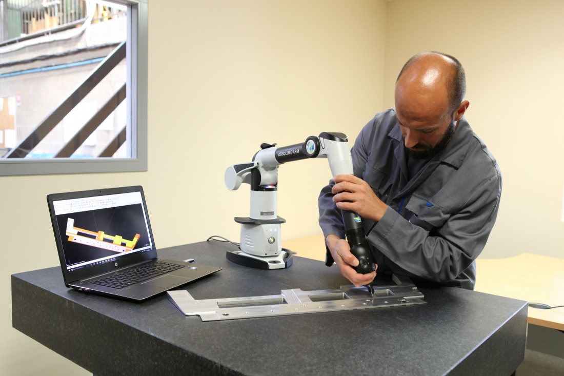 contr&ocirc;le qualit&eacute; pour s'assurer de la conformit&eacute; de la pi&egrave;ce